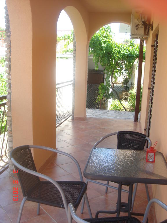 Apartments Renata Primosten Ruang foto