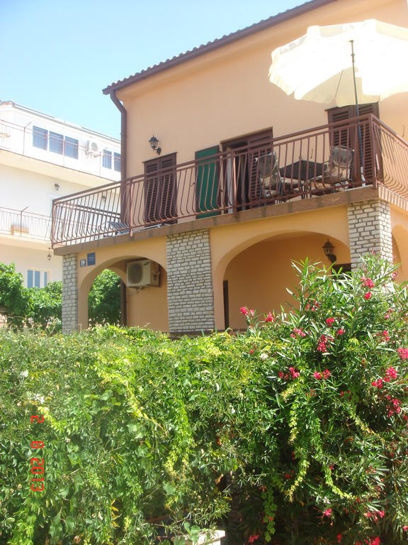 Apartments Renata Primosten Bagian luar foto